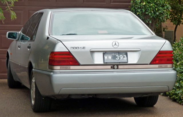 1992-1993_Mercedes-Benz_300_SE_(W140)_sedan_01