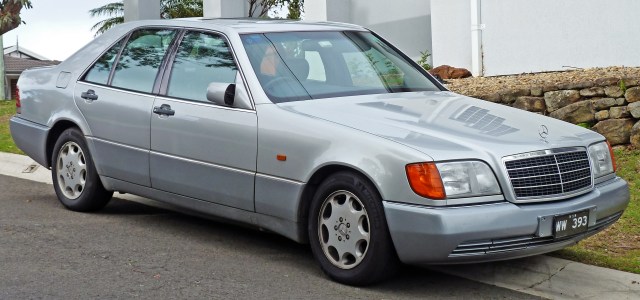 1992-1993_Mercedes-Benz_300_SE_(W140)_sedan_02