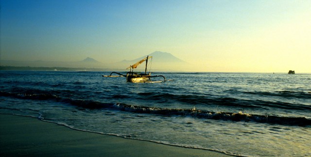 Sanur boat dawn R1