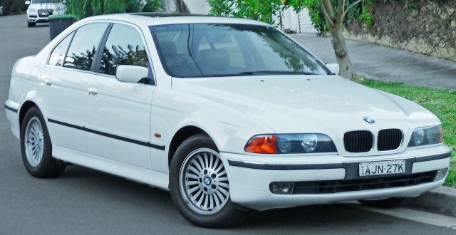 1999_BMW_523i_(E39)_sedan_(2012-07-14)_01