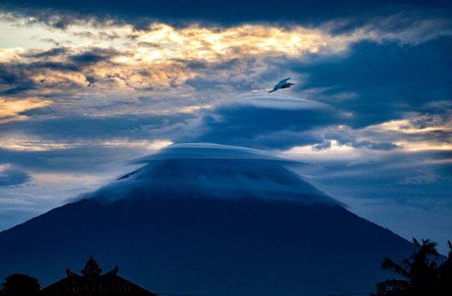 Gunung Agung lenticular+heron